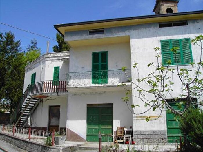 Casa con 6 locali in vendita in Via Fondiglie, Rosora