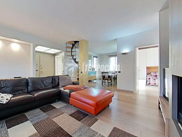 Appartamento quadrilocale in vendita in Via Gioacchino Rossini, Biassono