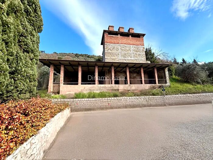 Appartamento con 5 locali in vendita in Via del Poggio, Prato