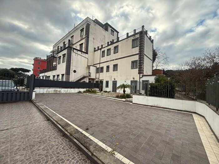 Appartamento trilocale in affitto in Via Macedonia, San Carlo AllArena, Napoli