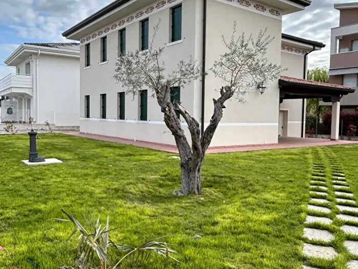 Casa con 5 locali in vendita in Mira