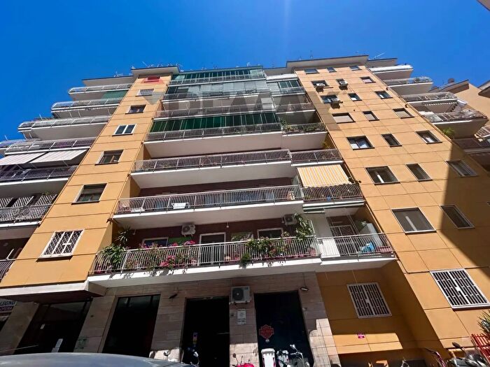 Appartamento con 8 locali in vendita in Via GCortese, Napoli