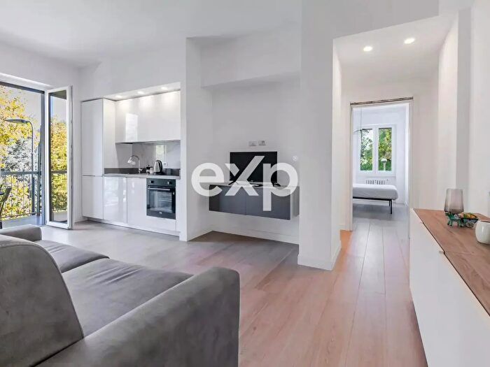 Appartamento trilocale in vendita in Via Alfonso Capecelatro, Milano
