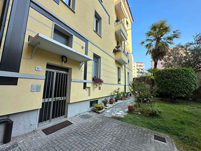 Appartamento trilocale in vendita in Via Anzani, Como