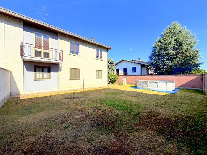 Casa con 6 locali in vendita in Inveruno