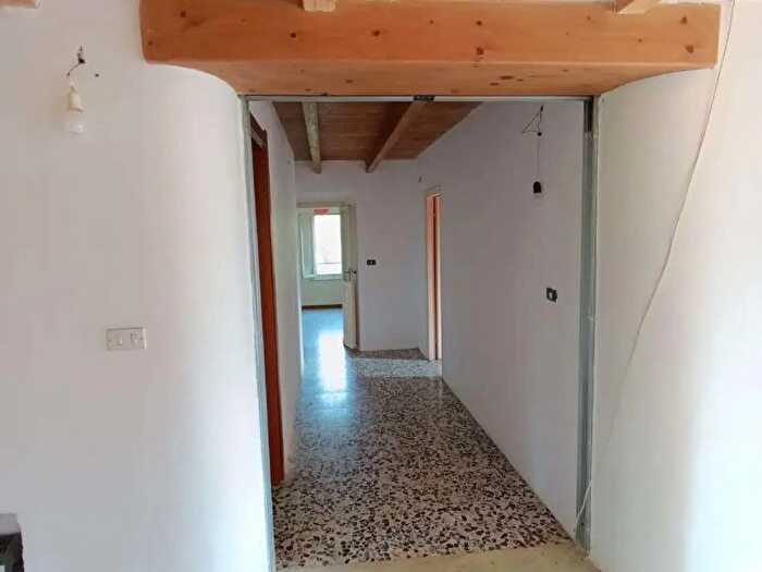 Casa con 8 locali in vendita in Via Lama, Montese