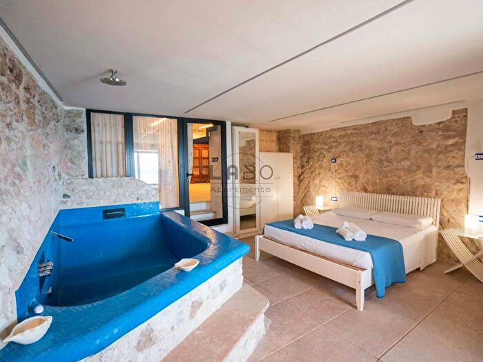 Appartamento trilocale in affitto in Via Abate Sergio, Tropea