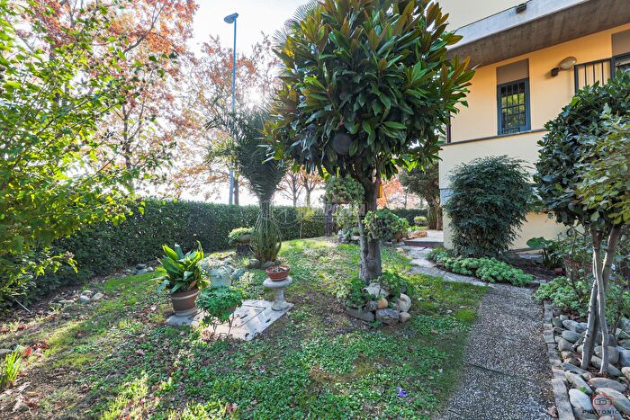 Casa con 6 locali in vendita in Via degli Sminatori, Imola