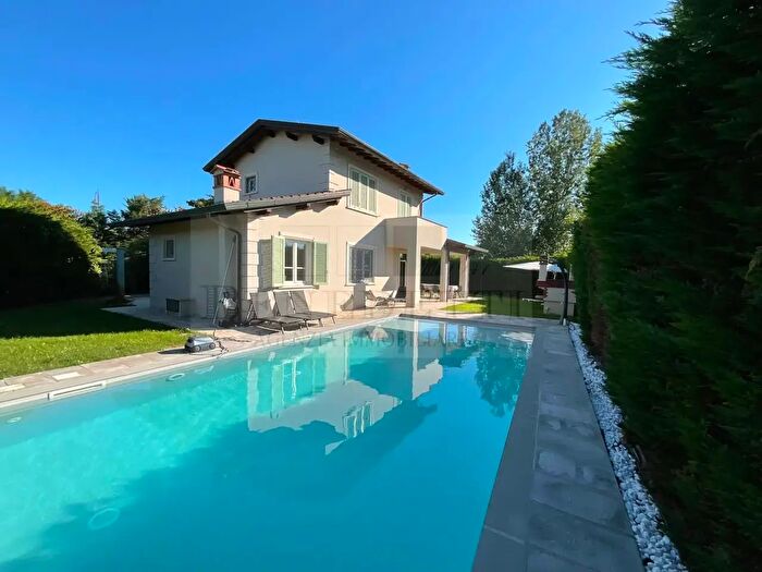 Casa con 10 locali in vendita in Pietrasanta