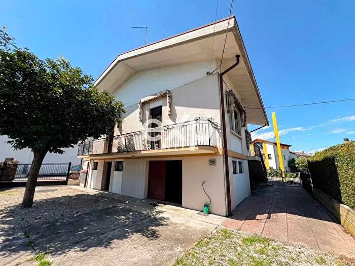 Casa con 6 locali in vendita in Istrana