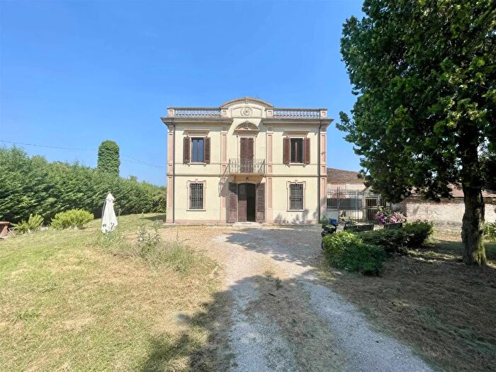 Casa quadrilocale in vendita in Borgo Virgilio