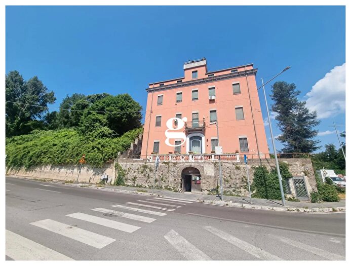 Appartamento trilocale in vendita in Via dei Greci, Salerno