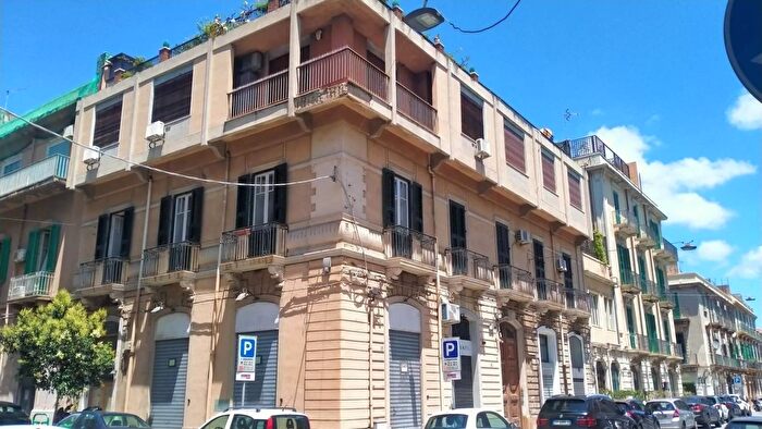 Appartamento con 8 locali in vendita in Via Ghibellina Messina, Messina