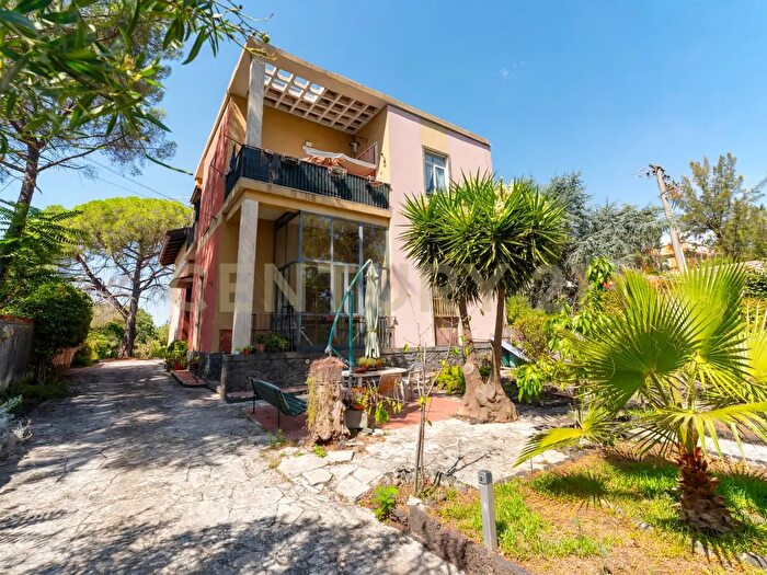 Casa con 12 locali in vendita in Via per Viagrande, San Giovanni La Punta