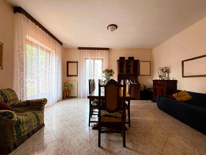 Appartamento trilocale in vendita in Via Petrarca, Cisterna Di Latina