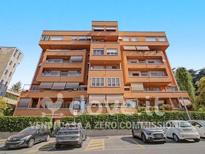 Appartamento trilocale in vendita in Via Giampiero Combi, Roma