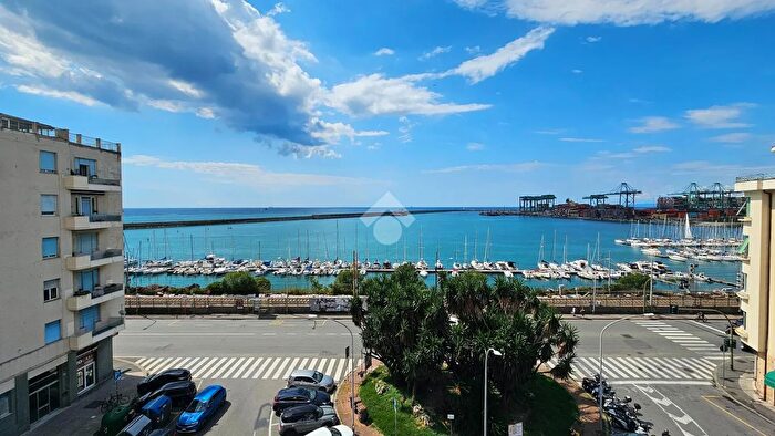 Appartamento con 5 locali in vendita in Piazza Lido di Pegli, Genova