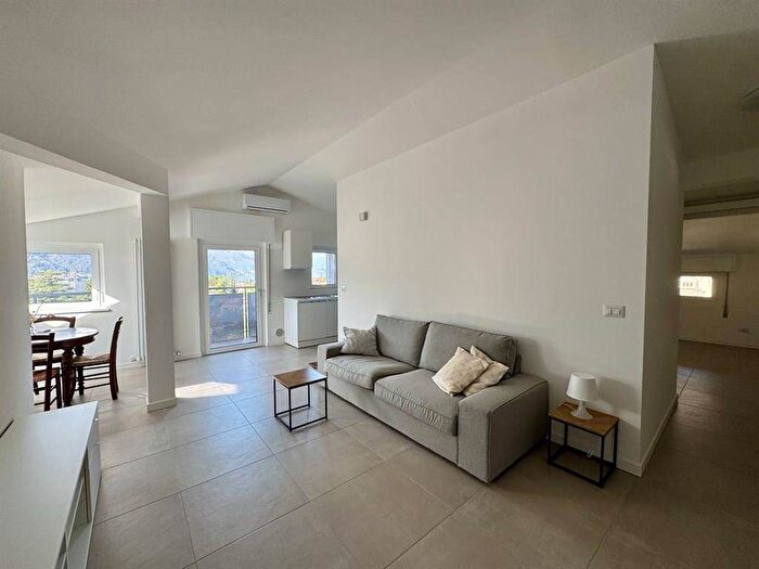 Appartamento quadrilocale in affitto in Via Risorgimento, Centro, Mandello del Lario