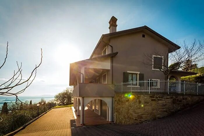 Casa con 8 locali in vendita in Viale Roma, Passignano Sul Trasimeno