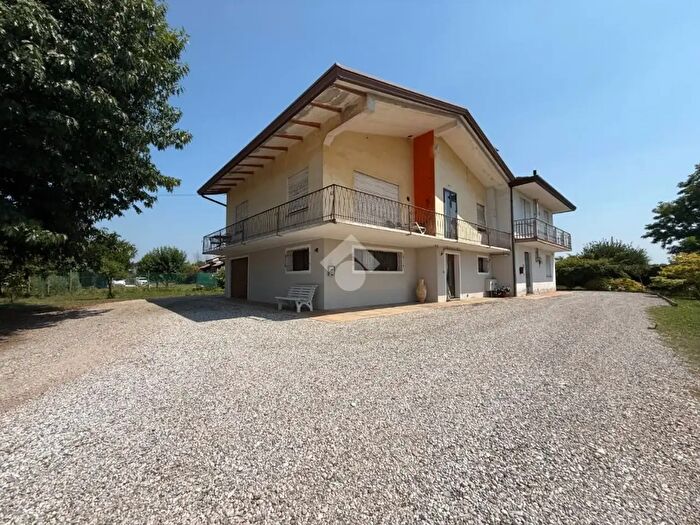 Casa con 5 locali in vendita in Viale Trieste, Vedelago