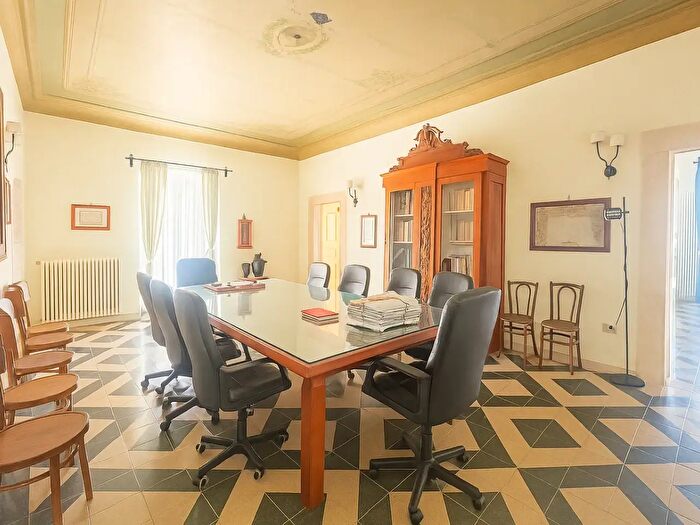 Casa con 11 locali in vendita in Corso Re Umberto, Vico Del Gargano