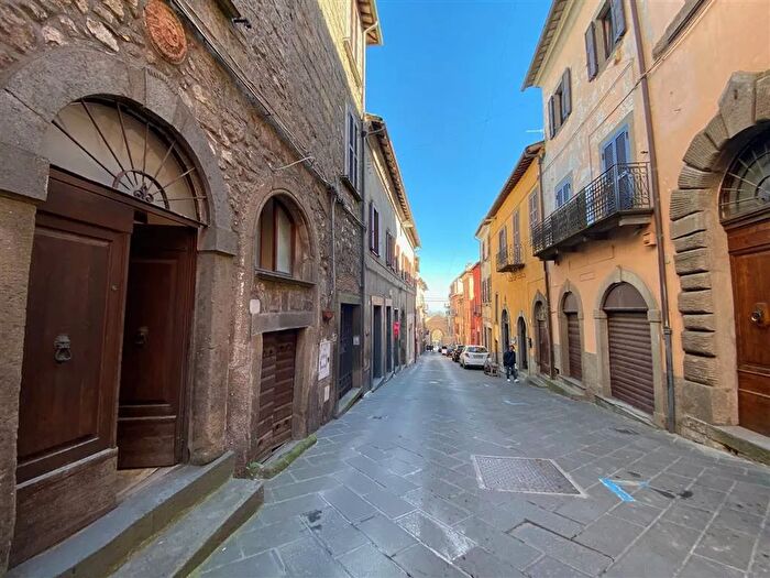 Casa con 8 locali in vendita in Corso Cavour Montefiascone, Montefiascone