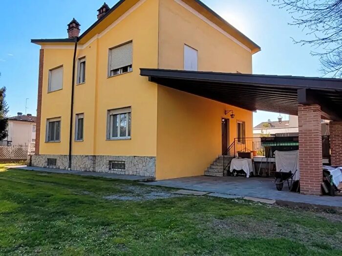 Casa con 6 locali in vendita in Via Guerralunga, Gragnano Trebbiense