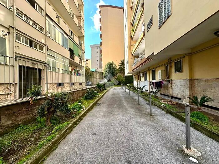 Appartamento quadrilocale in vendita in Via Domenico Fontana, Napoli
