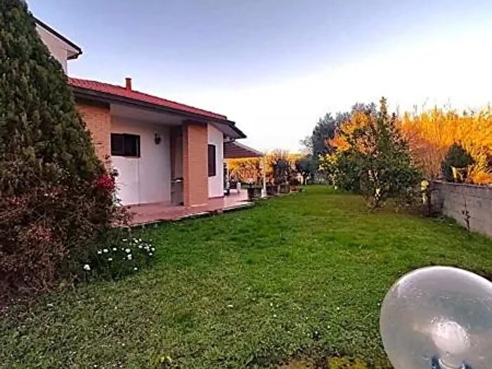 Casa con 6 locali in vendita in Cascina