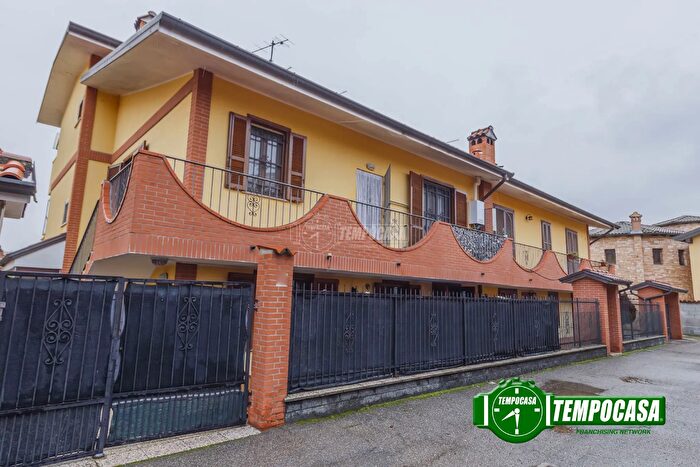 Casa trilocale in vendita in Via Palmiro Togliatti, Vellezzo Bellini