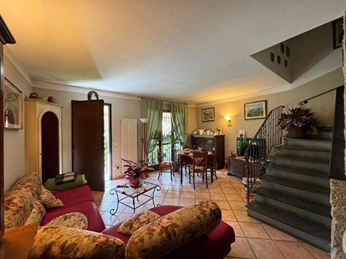 Casa con 9 locali in vendita in Seravezza