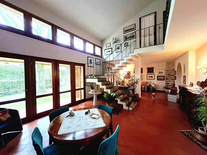 Casa con 7 locali in vendita in Scandicci