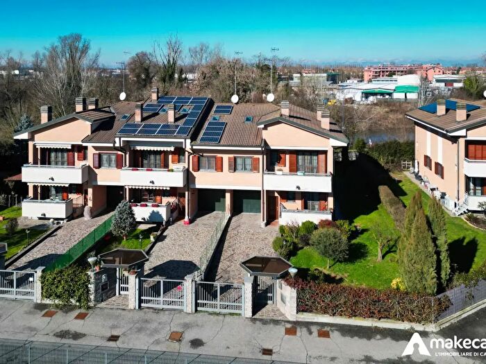 Casa quadrilocale in vendita in Via Bambini di Beslam F, Tribiano