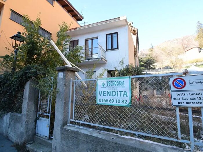 Casa con 10 locali in vendita in Via Tollen, Chatillon
