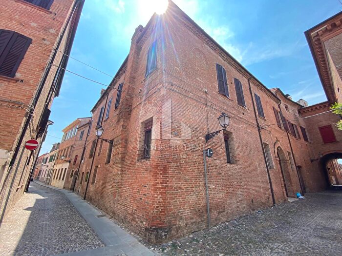 Appartamento quadrilocale in vendita in Via Ghisiglieri, Ferrara