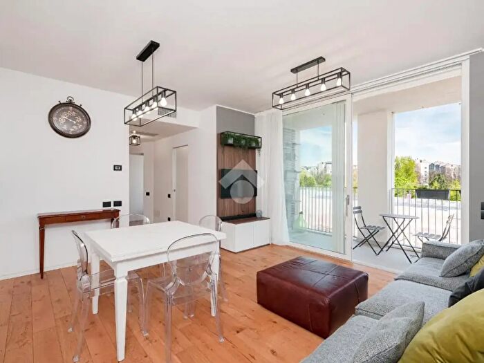 Appartamento trilocale in vendita in Viale Giovanni Suzzani, Milano