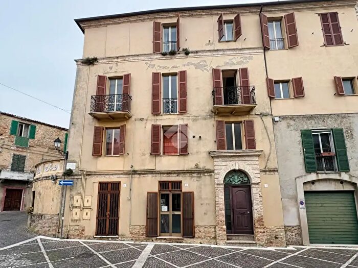 Casa con 8 locali in vendita in Piazza Giuliano Crognale, Castel Frentano