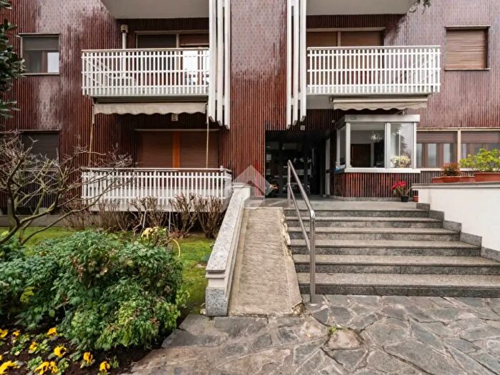 Appartamento trilocale in affitto in Via Broni, Milano