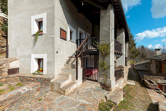 Casa bilocale in vendita in Via Cavaliere Serre, Ostana