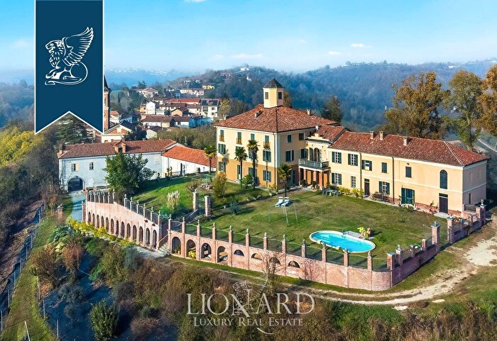 Casa con 10 locali in vendita in Cinaglio