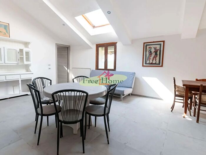 Appartamento con 7 locali in vendita in Via Motta, Malnate