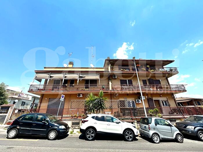 Appartamento quadrilocale in vendita in Via Civitacampomarano, Roma