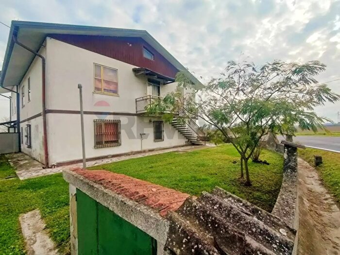 Casa con 10 locali in vendita in Tresignana