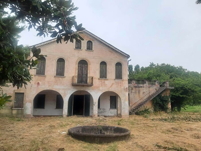 Casa con 18 locali in vendita in Mogliano Veneto