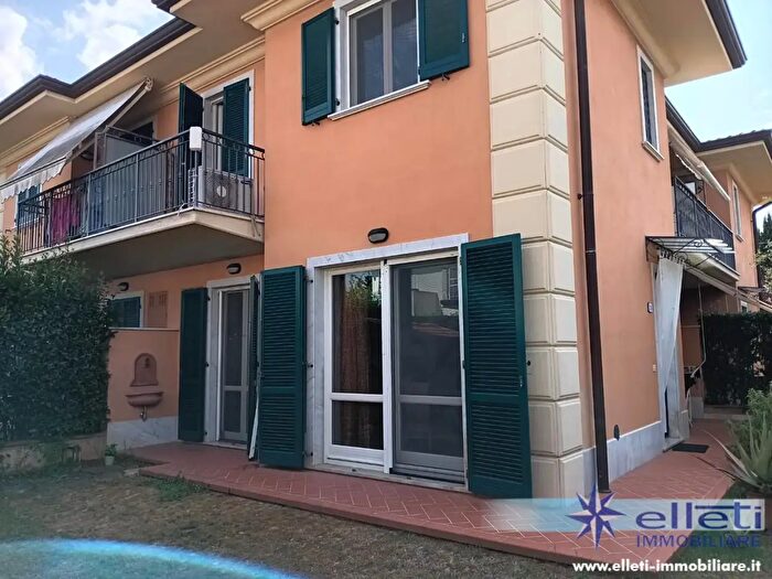 Casa con 5 locali in vendita in Massa