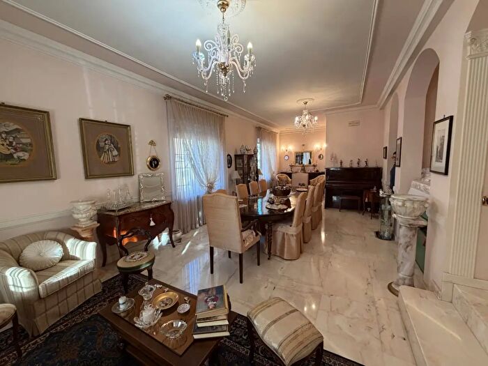 Casa con 7 locali in vendita in Piacenza