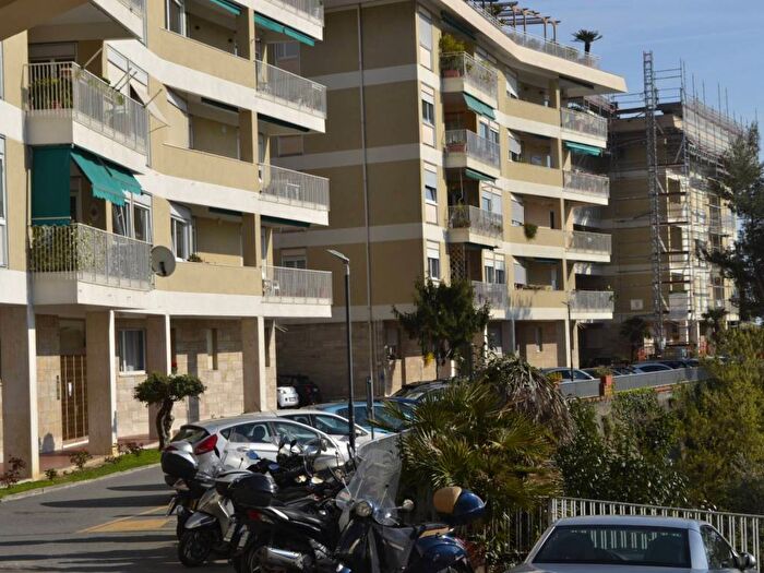 Appartamento trilocale in affitto in Via Piaggio, Castelletto, Genova