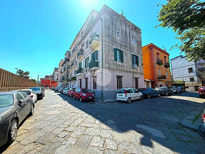 Appartamento trilocale in vendita in Via Plinio, Napoli
