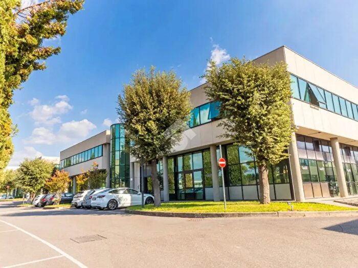 Appartamento con 7 locali in vendita in Via Zoe Fontana, Roma