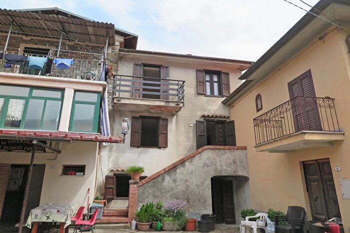 Casa con 5 locali in vendita in Bagnone
